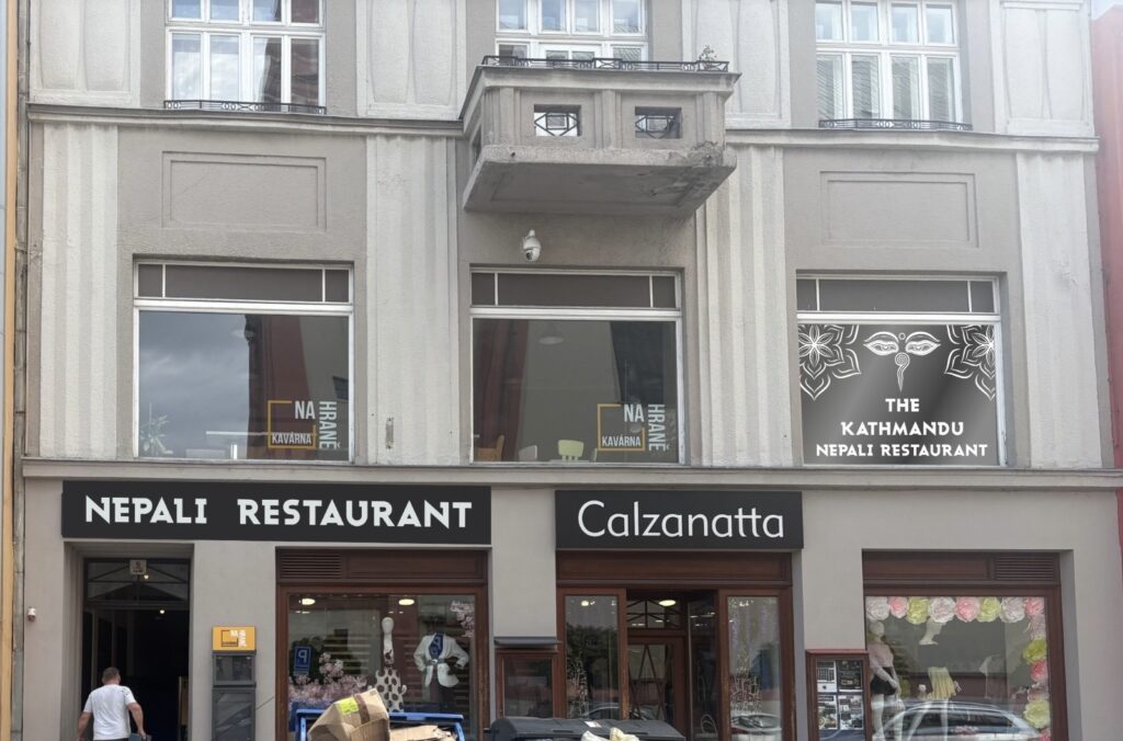 Výhled na budovu, ve které restaurace sídlí