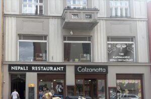 Výhled na budovu, ve které restaurace sídlí